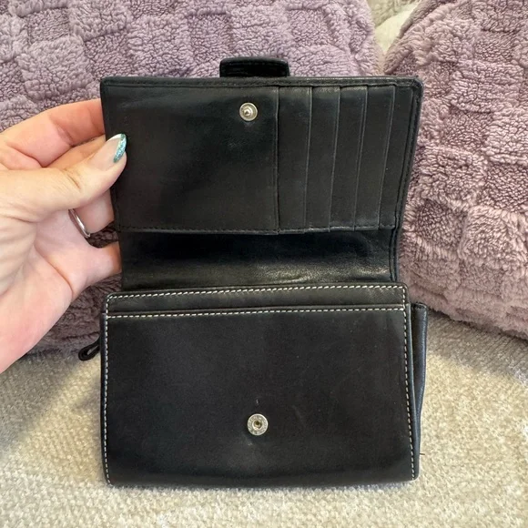 Chic Black Leather Wallet with Buckle - Picture 3 of 6